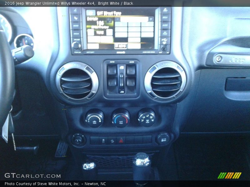 Bright White / Black 2016 Jeep Wrangler Unlimited Willys Wheeler 4x4