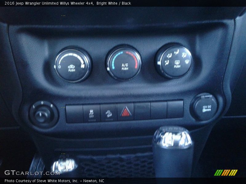 Bright White / Black 2016 Jeep Wrangler Unlimited Willys Wheeler 4x4