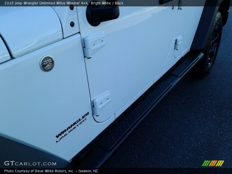 Bright White / Black 2016 Jeep Wrangler Unlimited Willys Wheeler 4x4