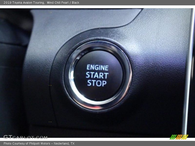 Wind Chill Pearl / Black 2019 Toyota Avalon Touring