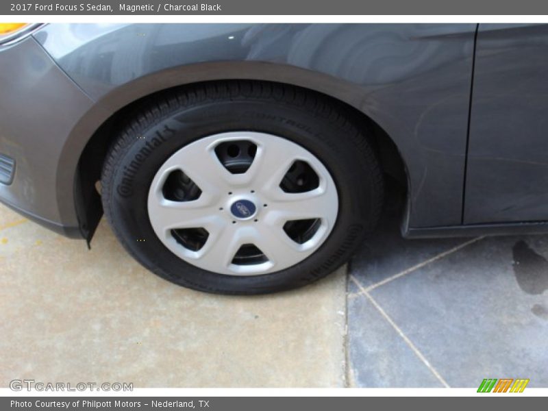 Magnetic / Charcoal Black 2017 Ford Focus S Sedan