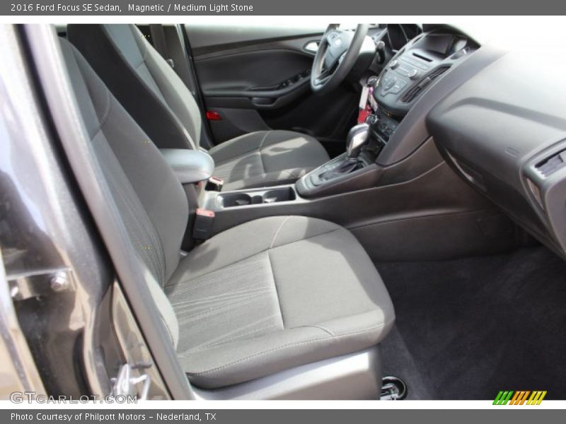 Magnetic / Medium Light Stone 2016 Ford Focus SE Sedan