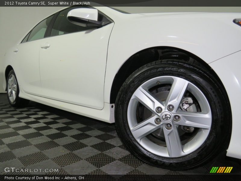 Super White / Black/Ash 2012 Toyota Camry SE