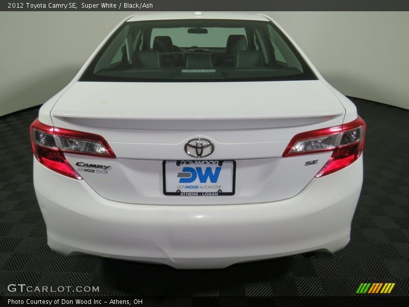 Super White / Black/Ash 2012 Toyota Camry SE