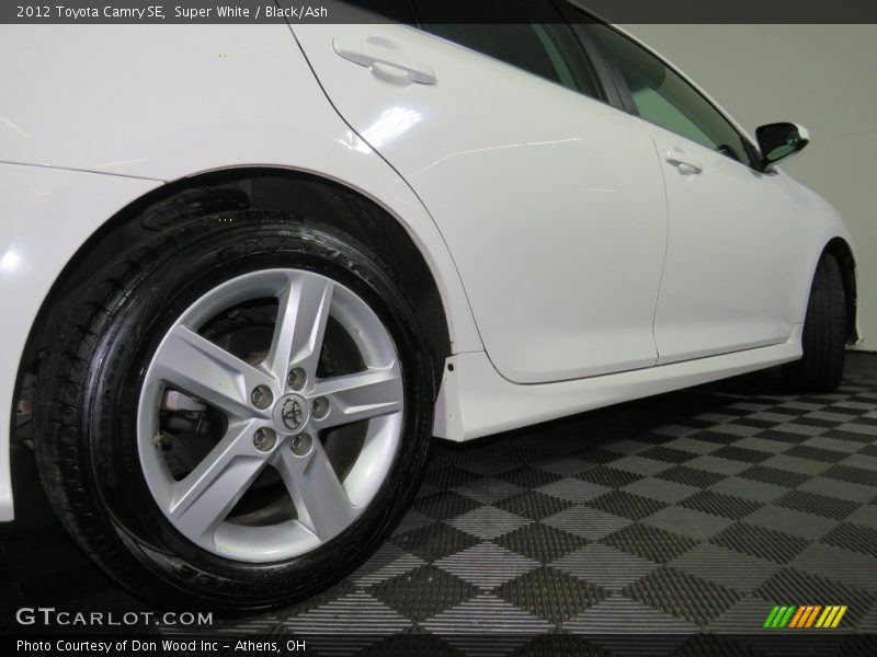 Super White / Black/Ash 2012 Toyota Camry SE