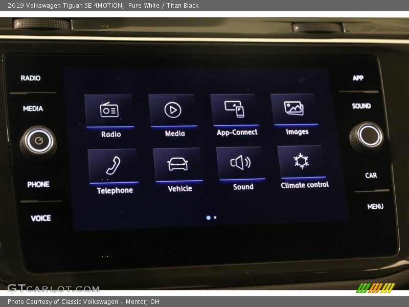 Pure White / Titan Black 2019 Volkswagen Tiguan SE 4MOTION