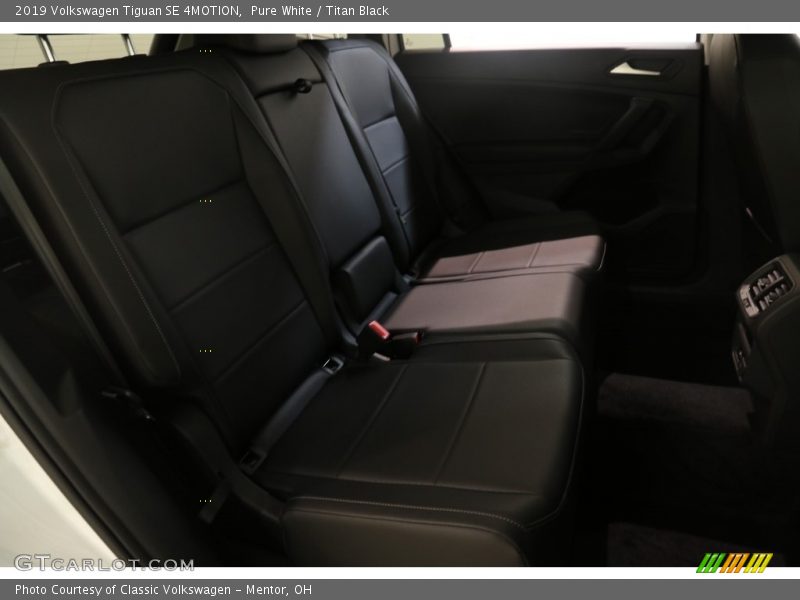 Pure White / Titan Black 2019 Volkswagen Tiguan SE 4MOTION