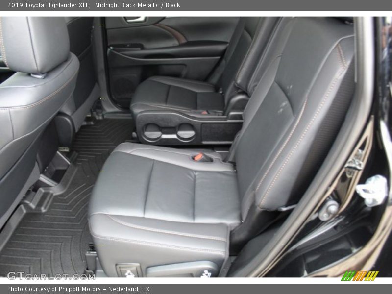 Midnight Black Metallic / Black 2019 Toyota Highlander XLE