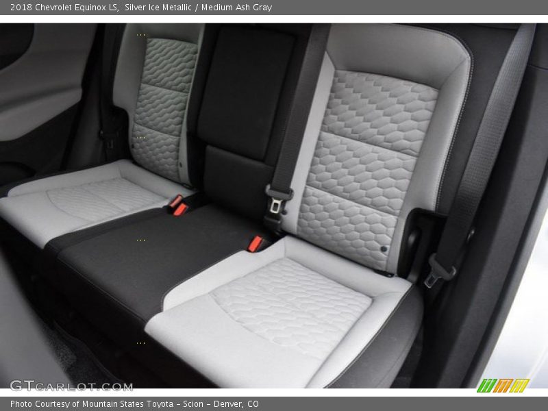 Silver Ice Metallic / Medium Ash Gray 2018 Chevrolet Equinox LS
