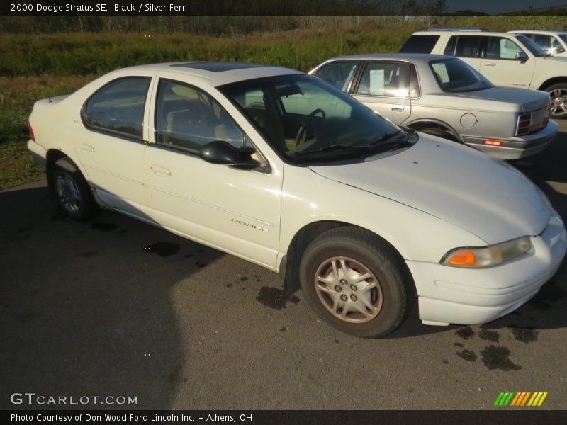 Front 3/4 View of 2000 Stratus SE