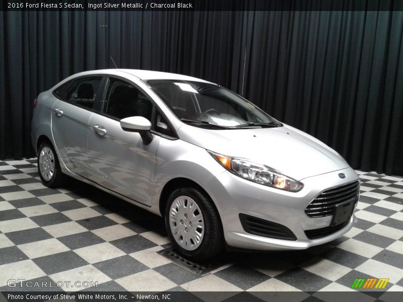 Ingot Silver Metallic / Charcoal Black 2016 Ford Fiesta S Sedan