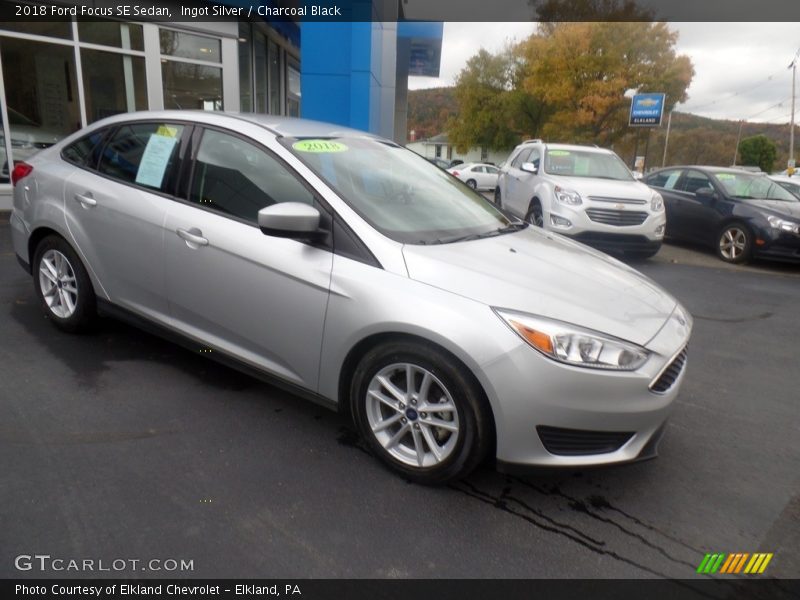 Ingot Silver / Charcoal Black 2018 Ford Focus SE Sedan