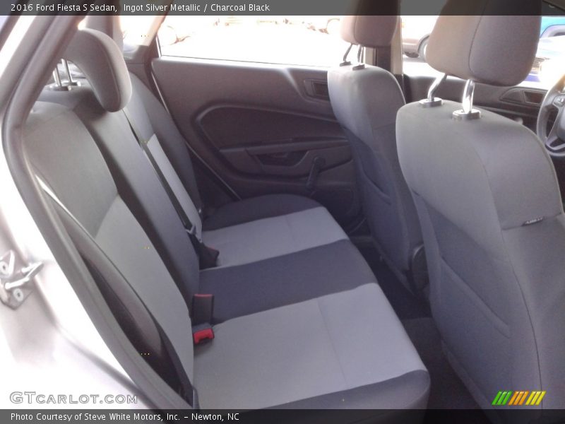 Ingot Silver Metallic / Charcoal Black 2016 Ford Fiesta S Sedan