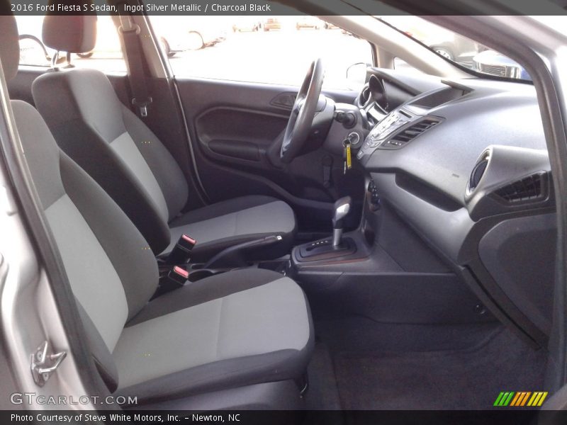 Ingot Silver Metallic / Charcoal Black 2016 Ford Fiesta S Sedan