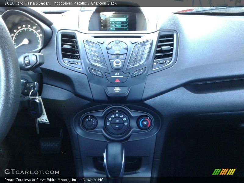Ingot Silver Metallic / Charcoal Black 2016 Ford Fiesta S Sedan