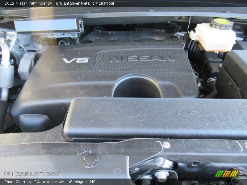 Brilliant Silver Metallic / Charcoal 2019 Nissan Pathfinder SV