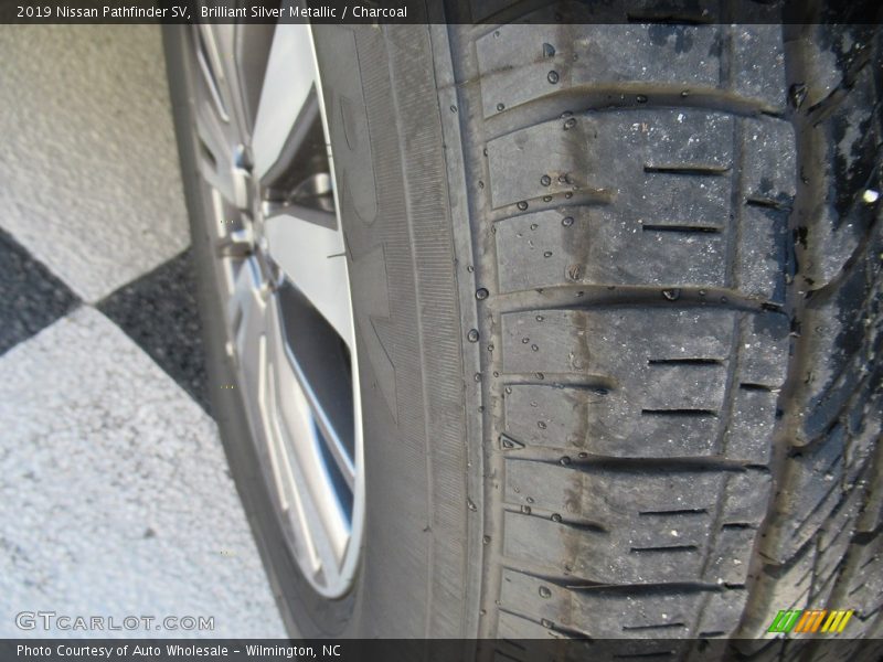 Brilliant Silver Metallic / Charcoal 2019 Nissan Pathfinder SV