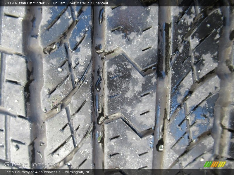 Brilliant Silver Metallic / Charcoal 2019 Nissan Pathfinder SV