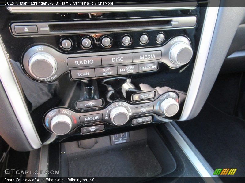 Brilliant Silver Metallic / Charcoal 2019 Nissan Pathfinder SV