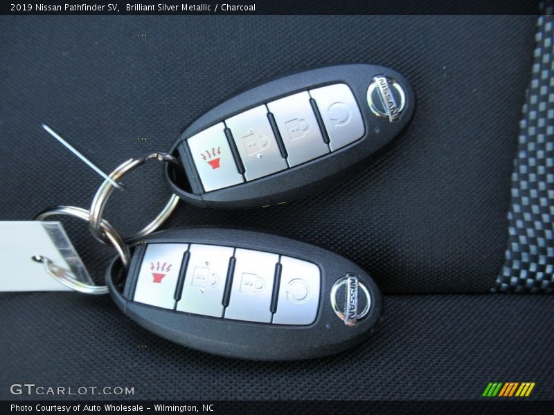 Brilliant Silver Metallic / Charcoal 2019 Nissan Pathfinder SV