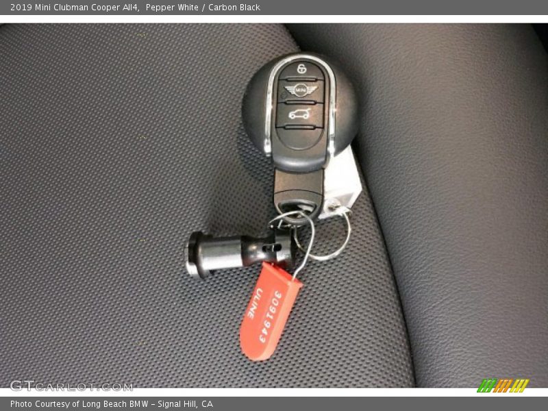 Pepper White / Carbon Black 2019 Mini Clubman Cooper All4