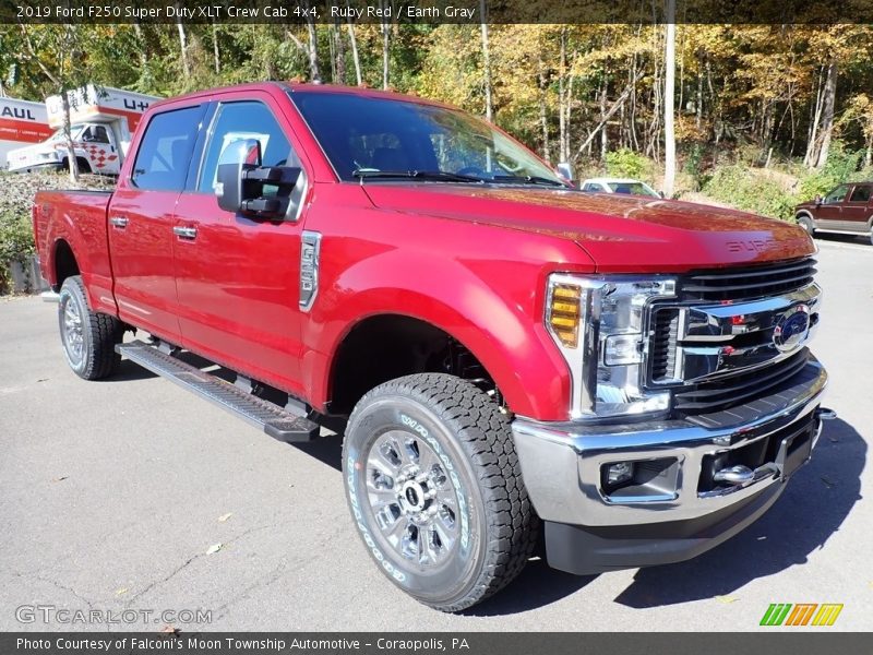 Front 3/4 View of 2019 F250 Super Duty XLT Crew Cab 4x4
