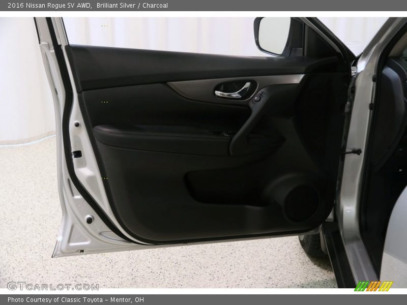 Brilliant Silver / Charcoal 2016 Nissan Rogue SV AWD