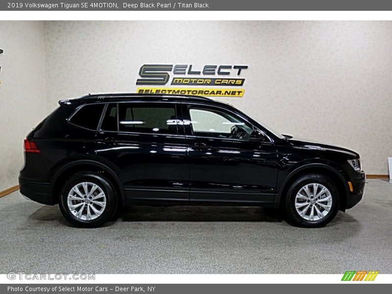 Deep Black Pearl / Titan Black 2019 Volkswagen Tiguan SE 4MOTION