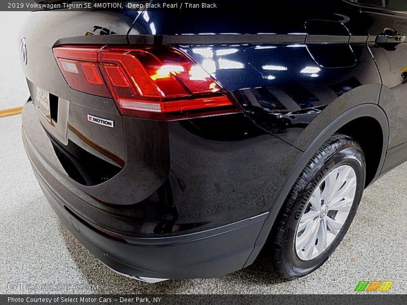 Deep Black Pearl / Titan Black 2019 Volkswagen Tiguan SE 4MOTION