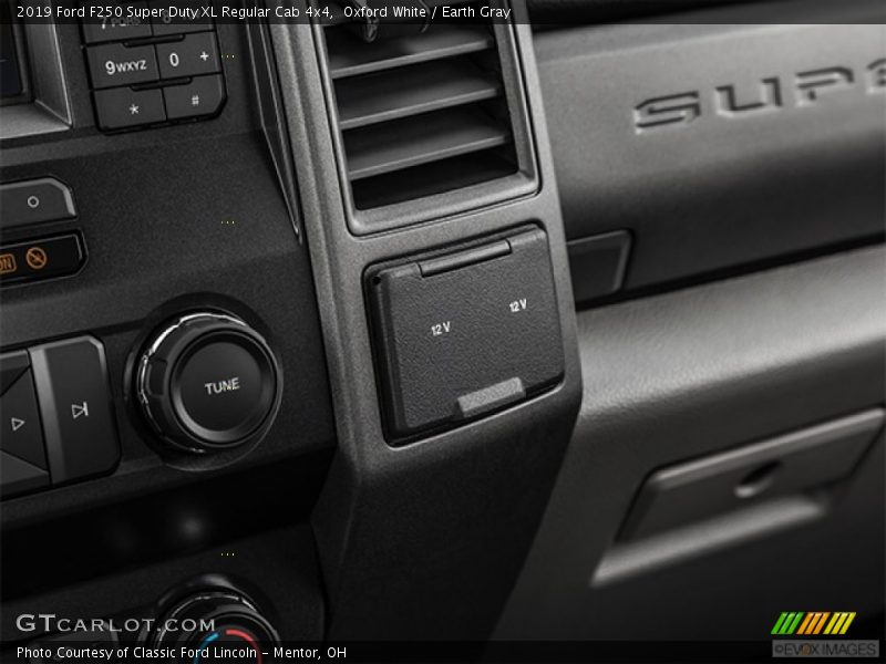 Oxford White / Earth Gray 2019 Ford F250 Super Duty XL Regular Cab 4x4