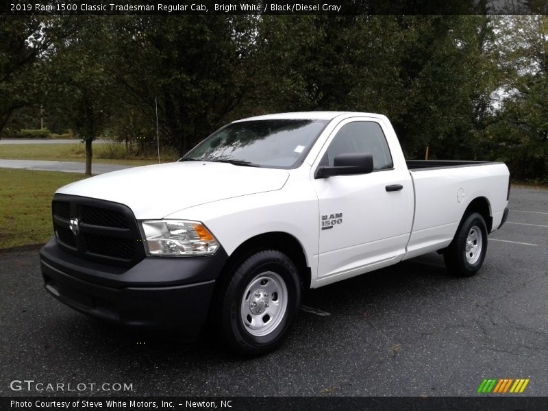 Front 3/4 View of 2019 1500 Classic Tradesman Regular Cab