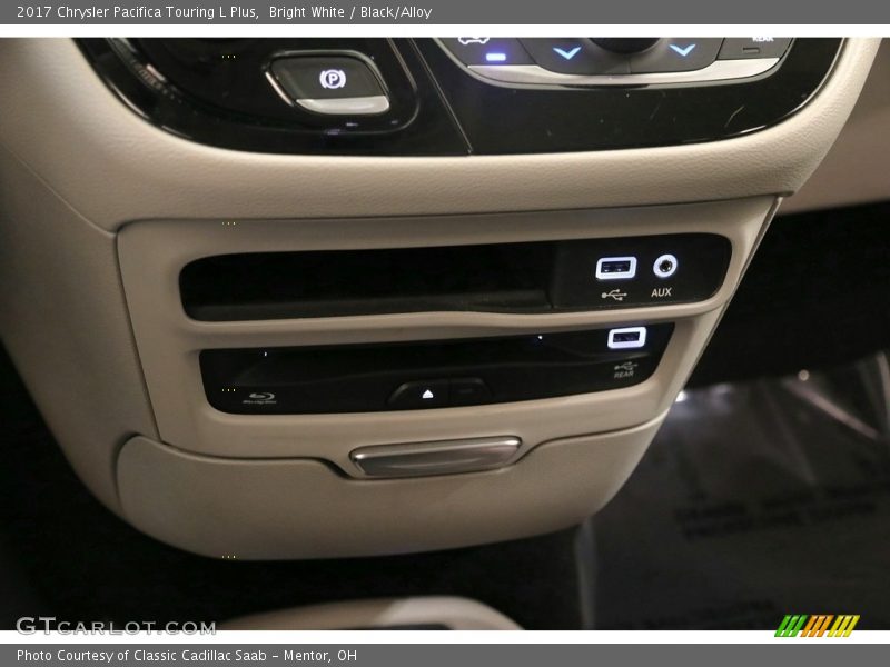Bright White / Black/Alloy 2017 Chrysler Pacifica Touring L Plus