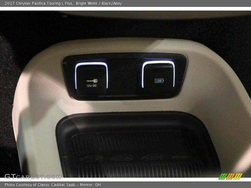 Bright White / Black/Alloy 2017 Chrysler Pacifica Touring L Plus