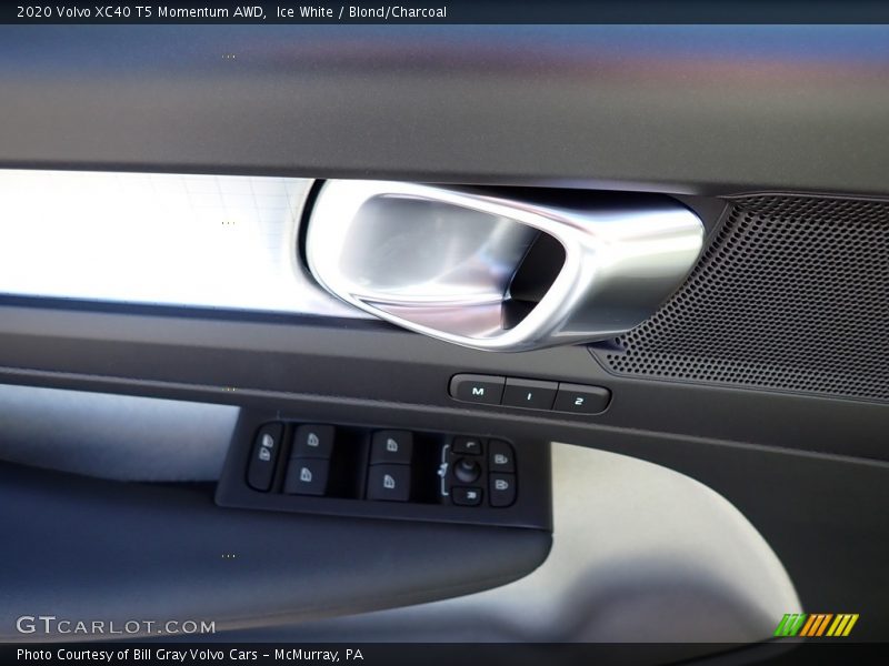 Ice White / Blond/Charcoal 2020 Volvo XC40 T5 Momentum AWD