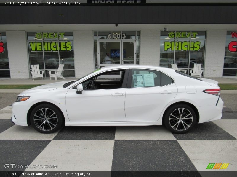 Super White / Black 2018 Toyota Camry SE