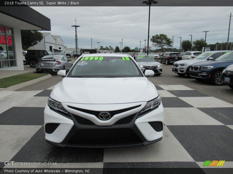Super White / Black 2018 Toyota Camry SE
