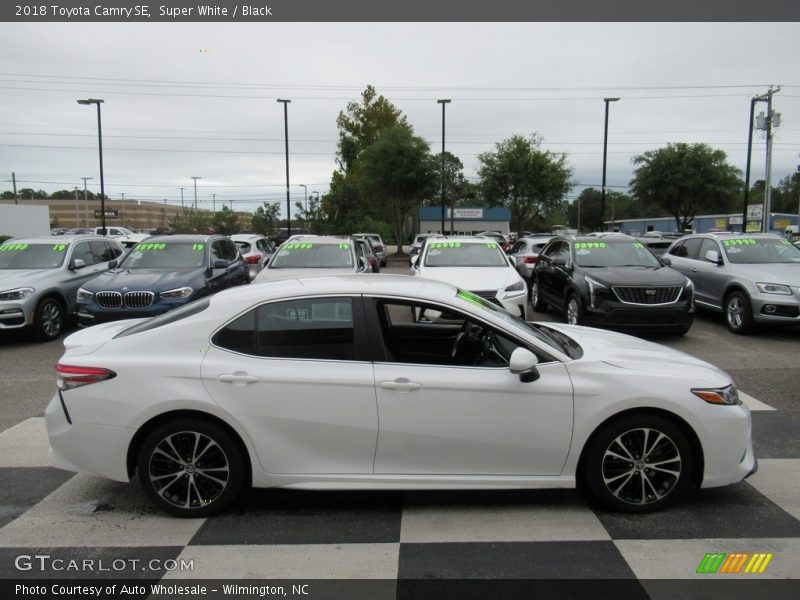 Super White / Black 2018 Toyota Camry SE
