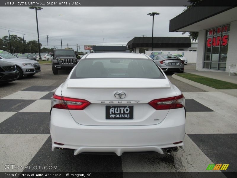 Super White / Black 2018 Toyota Camry SE