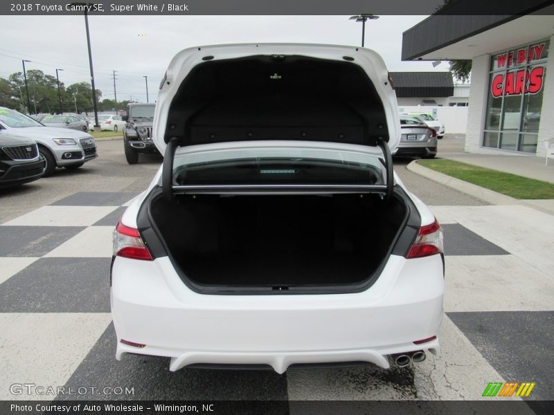 Super White / Black 2018 Toyota Camry SE