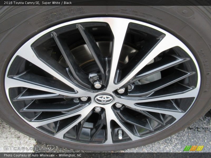 Super White / Black 2018 Toyota Camry SE