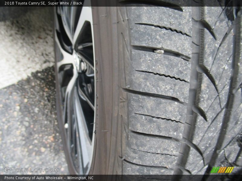 Super White / Black 2018 Toyota Camry SE