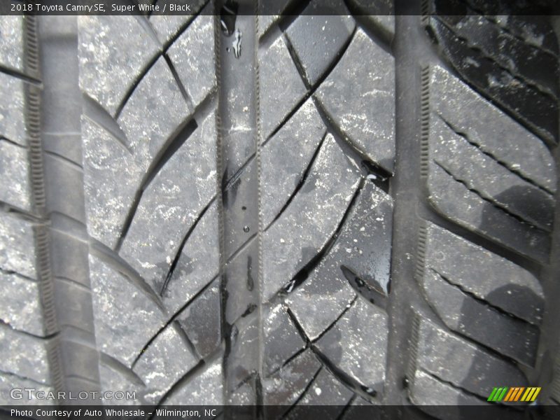 Super White / Black 2018 Toyota Camry SE