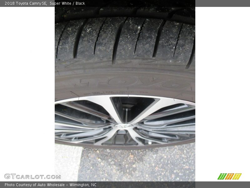 Super White / Black 2018 Toyota Camry SE