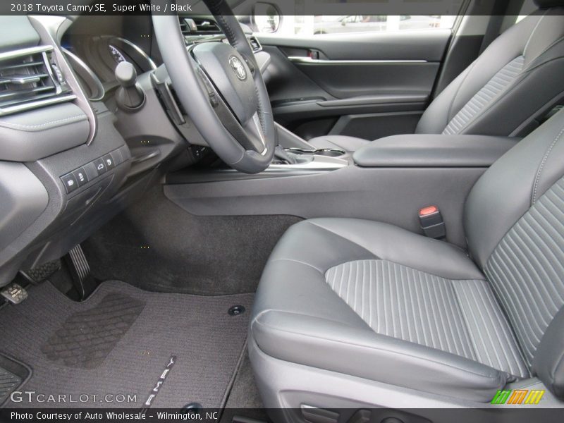 Super White / Black 2018 Toyota Camry SE