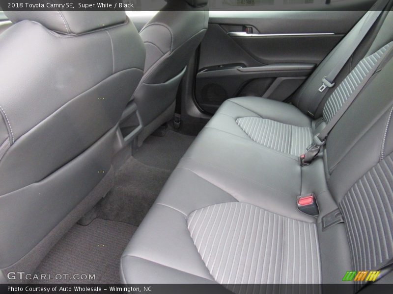 Super White / Black 2018 Toyota Camry SE