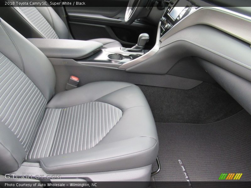 Super White / Black 2018 Toyota Camry SE