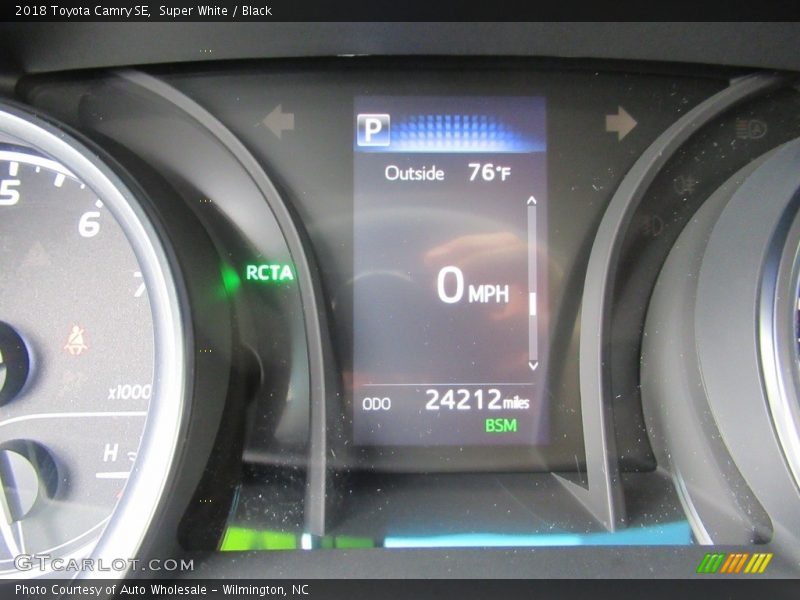 Super White / Black 2018 Toyota Camry SE
