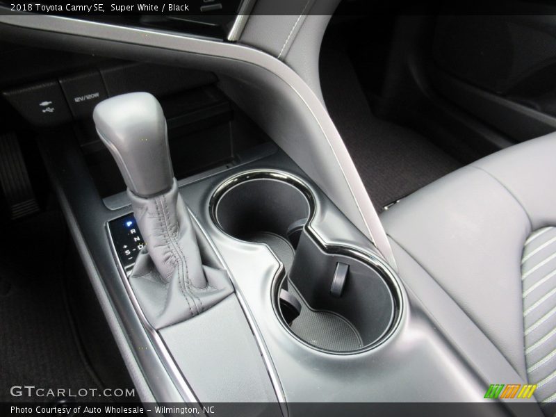 Super White / Black 2018 Toyota Camry SE