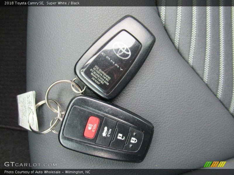 Super White / Black 2018 Toyota Camry SE