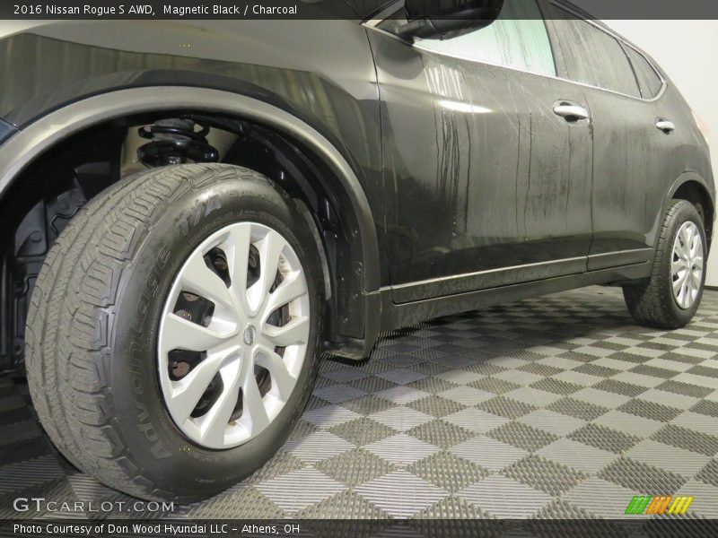 Magnetic Black / Charcoal 2016 Nissan Rogue S AWD